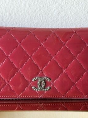 CHANEL Quilted Patent Leather Chain Wallet in Red